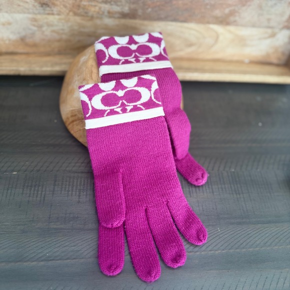 Coach Signature Gloves 100% Merino Wool Magenta Pink Winter Knit - Picture 2 of 4